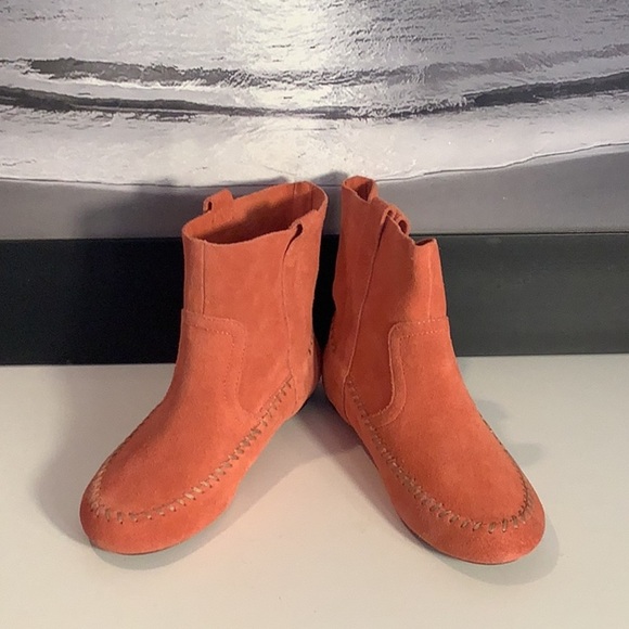 LATIGO Anthropologie Orange Suede Moccasin Low Heel Whipstitch Ankle Bootie Sz 6 - Picture 1 of 11